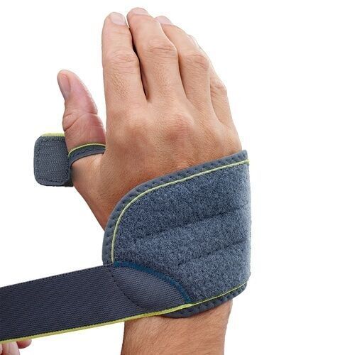 Graue Handgelenkstütze mit gelben Nähten. Daumenöffnung und Klettverschluss. Auf Hand getragen.