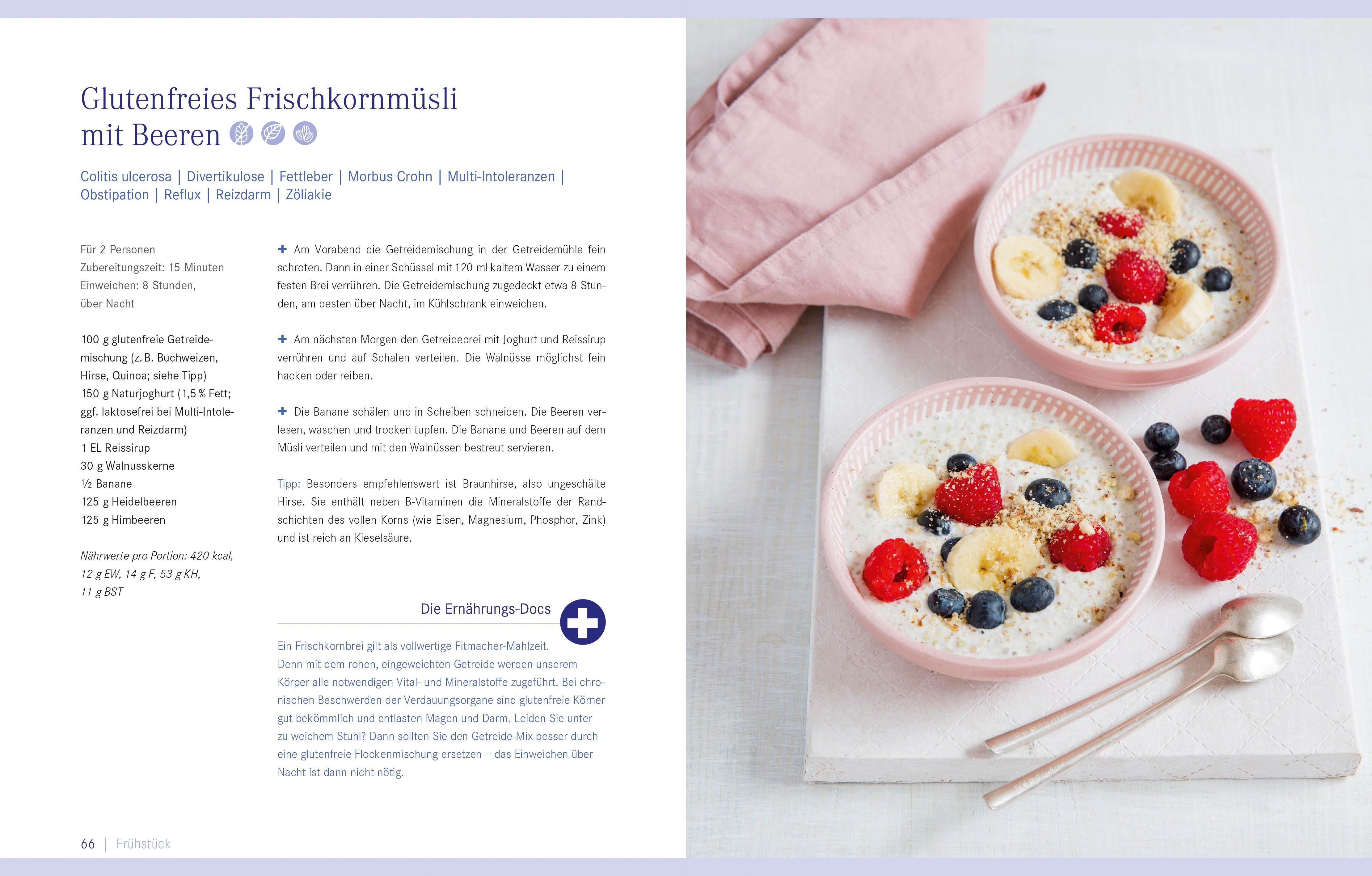 Doppelseite aus einem Buch. Rezept für glutenfreies Frischkornmüsli mit Beeren. Zwei Schalen.