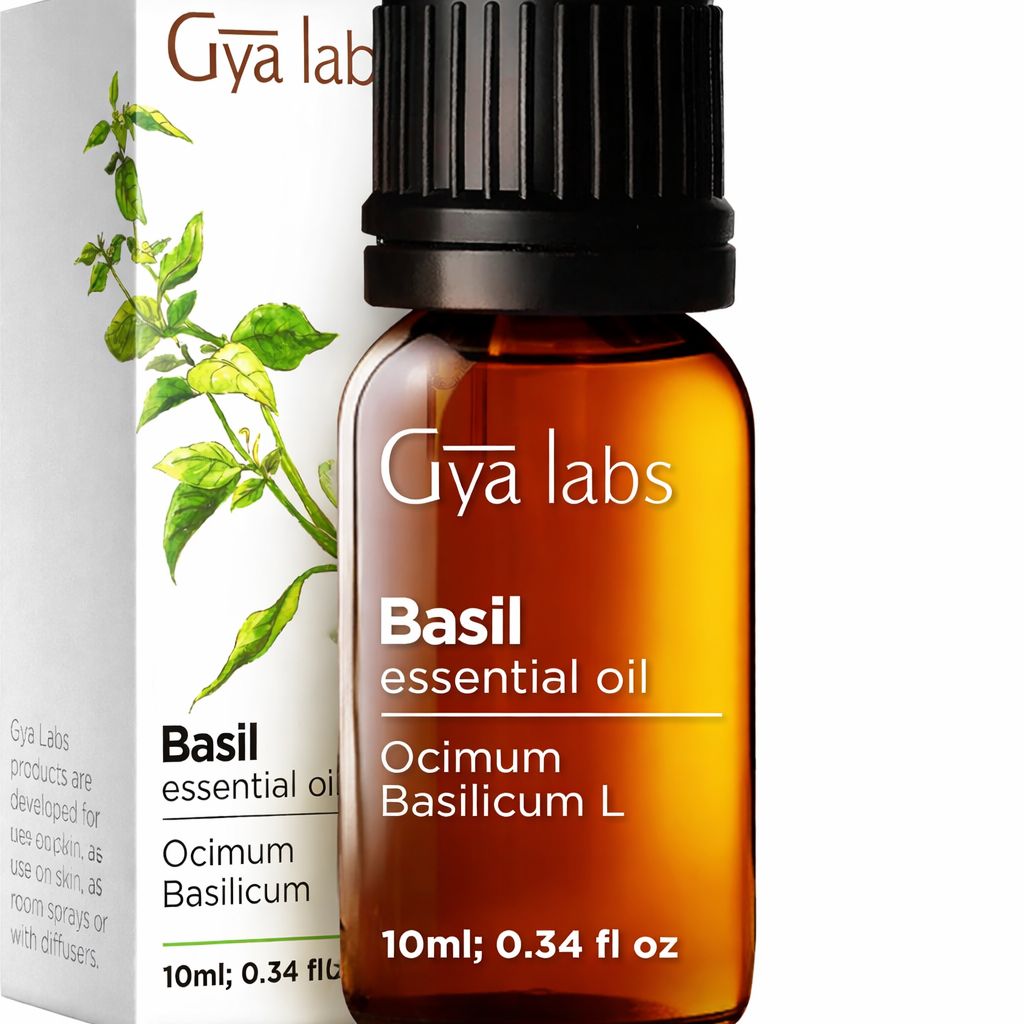 Braune Glasflasche mit schwarzem Deckel, daneben Verpackung. Text: Gya Labs, Basil essential oil, Ocimum Basilicum L, 10ml; 0.34 fl oz.