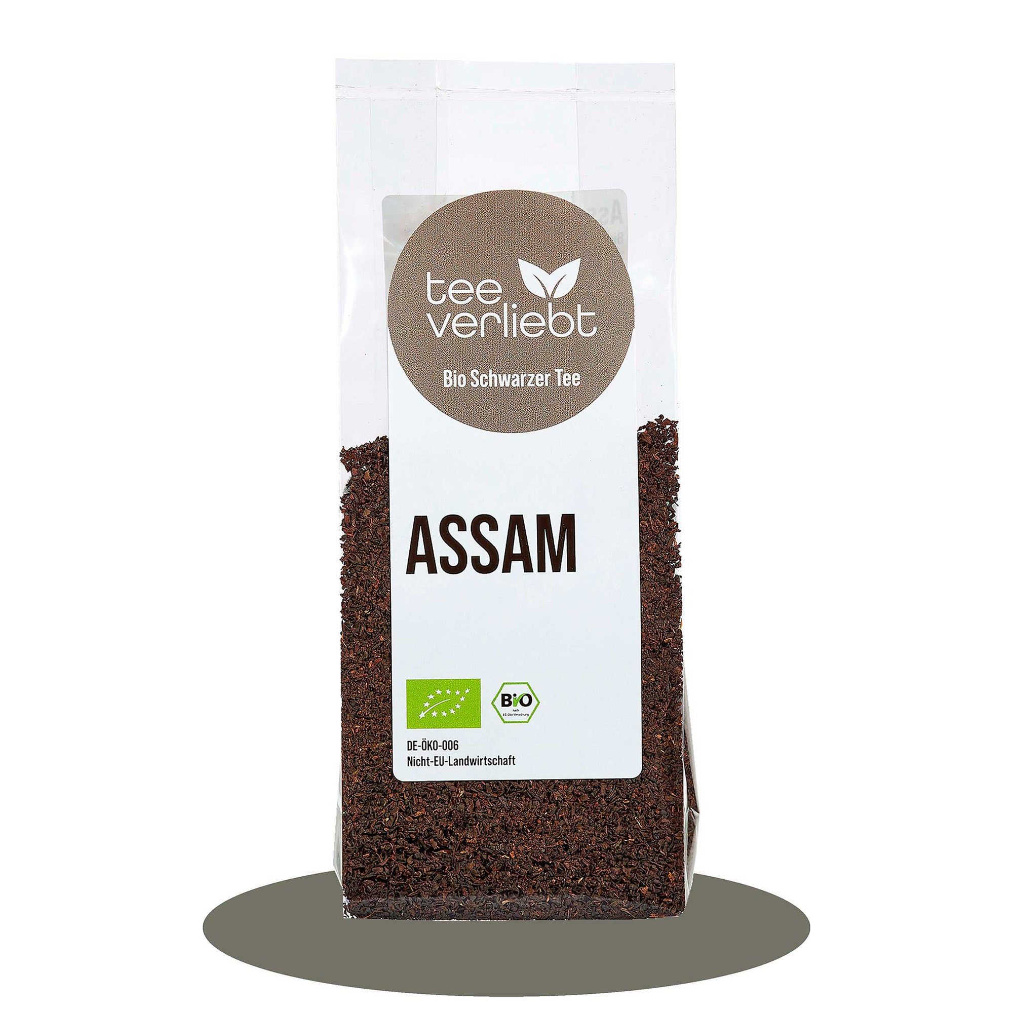 Transparente Verpackung mit losem Assam Bio-Schwarztee. Aufkleber mit Logo, Schriftzug "tee verliebt" und "ASSAM". Bio-Siegel.