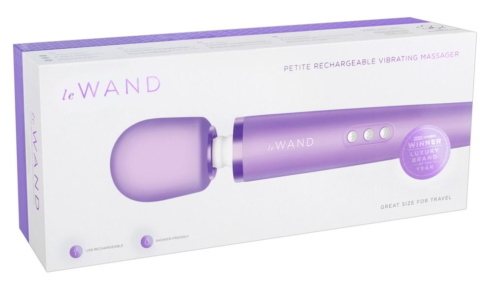 Violett-farbener Massagestab in Verpackung. Aufschrift: le Wand, Petite Rechargeable Vibrating Massager. Auszeichnung.