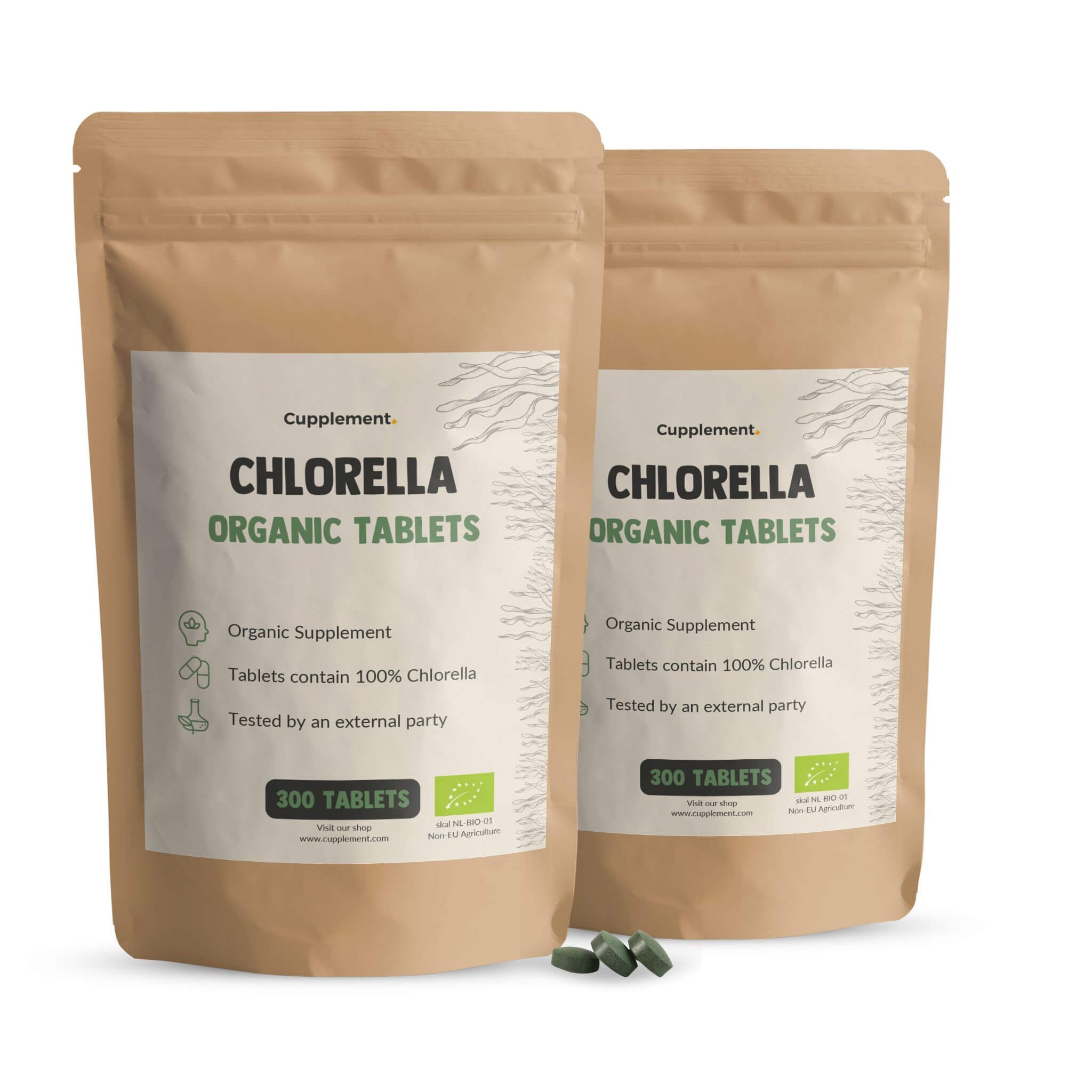 Zwei Beutel mit Chlorella-Tabletten. Aufschrift: Chlorella Organic Tablets, 300 Tabletten. Bio-Siegel.