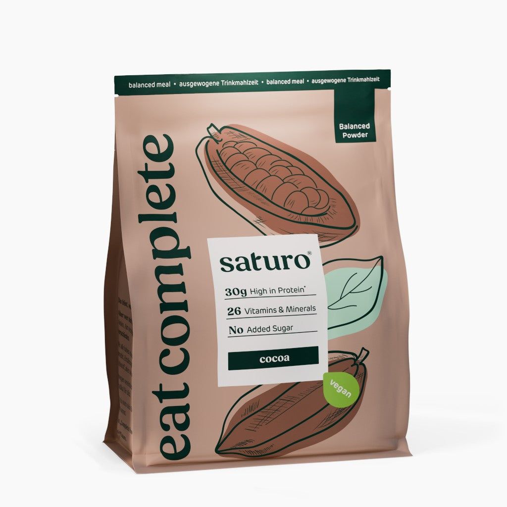 Beutel mit Saturo Trinkmahlzeit Kakao. Aufdrucke: 30g Protein, 26 Vitamine & Mineralien, ohne Zuckerzusatz. Vegan.