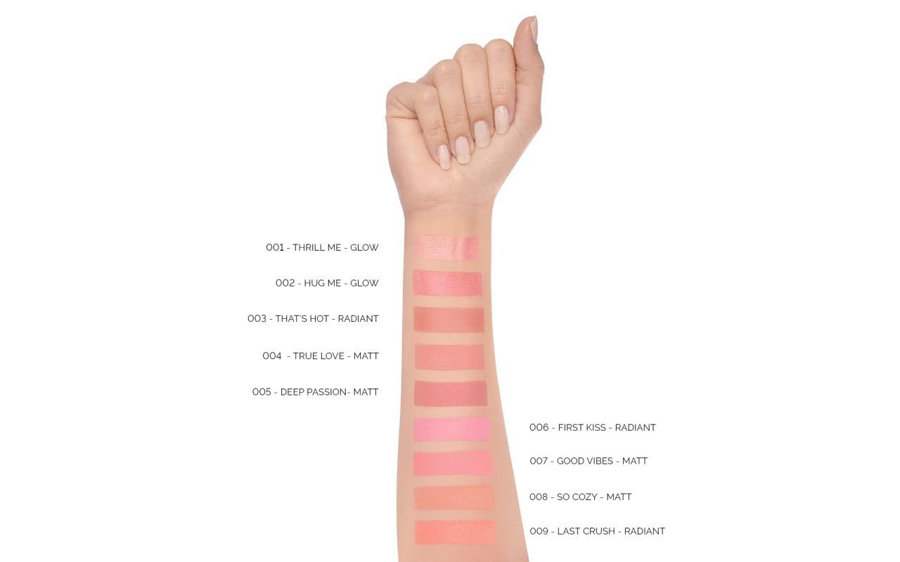Arm mit Swatches von Blush-Farben. Farbnamen und -nummern sind aufgeführt. Verschiedene Rosatöne.