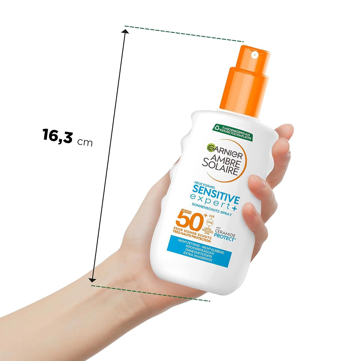 Person hält Sonnenschutzspray. Flasche weiß mit orangefarbenem Sprühkopf. Maße: 16,3 cm. Produktname und LSF 50+ sichtbar.