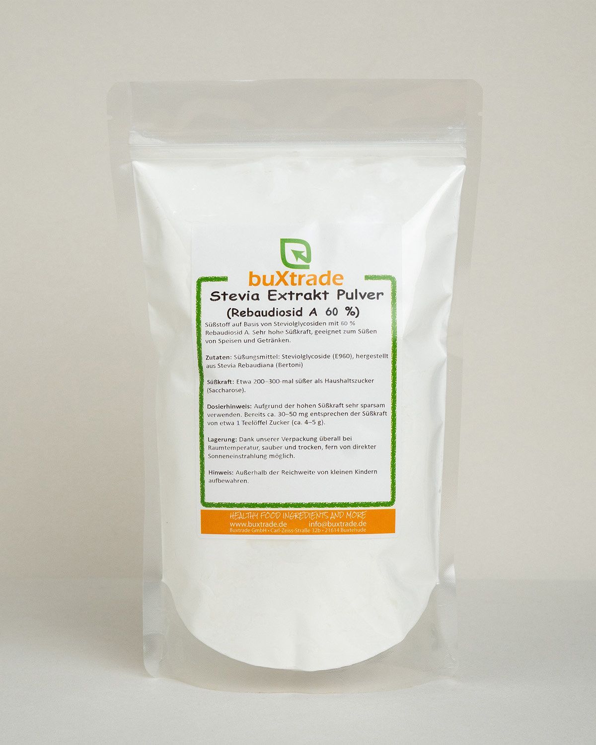 Ein weißer Beutel mit Buxtrade Stevia Extrakt Pulver, der auf einem weißen Hintergrund steht.