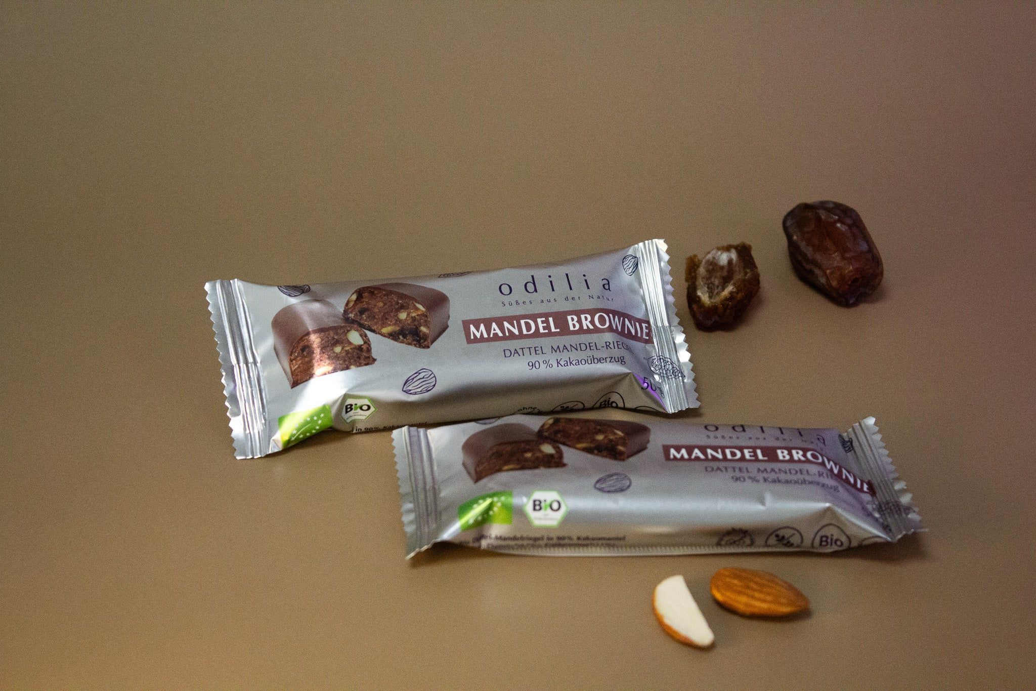 Odilia Mandel Brownie Riegel, 50g, mit 90% Kakaomantel.
