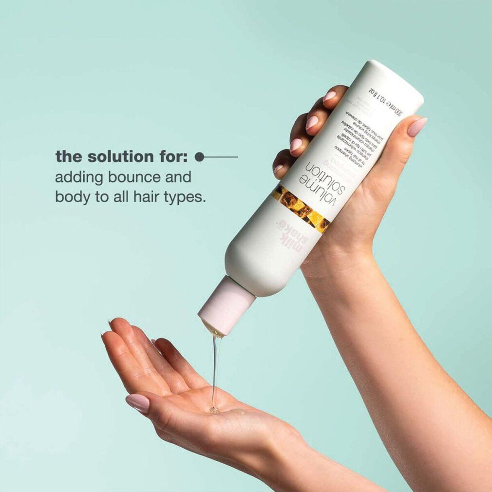 Person hält eine weiße Shampoo-Flasche. Text: volume solution. Flüssigkeit wird in die Hand gegossen.