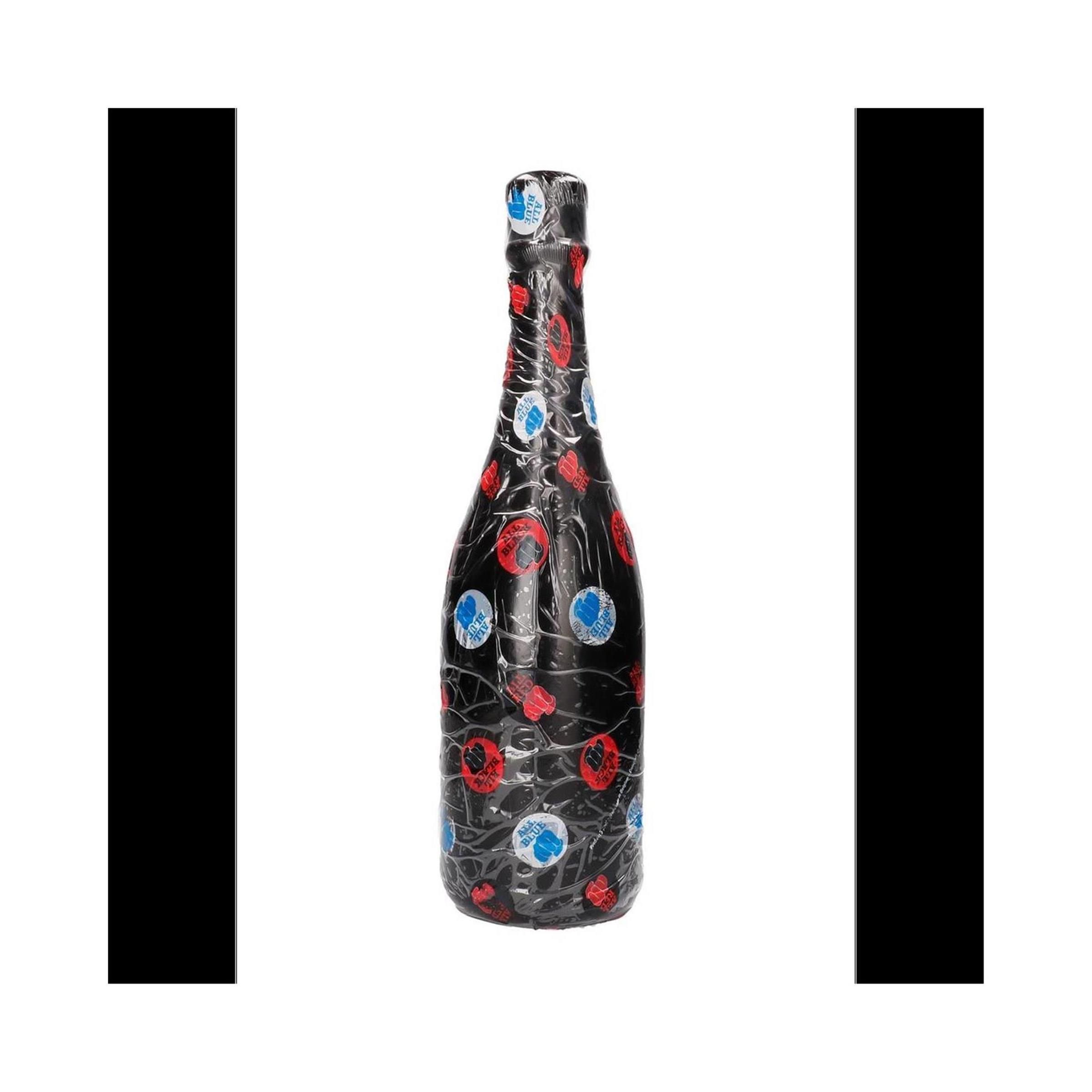 Buttplug in Flaschenform mit rotem, blauem und weißem Muster. Schwarzer Hintergrund.