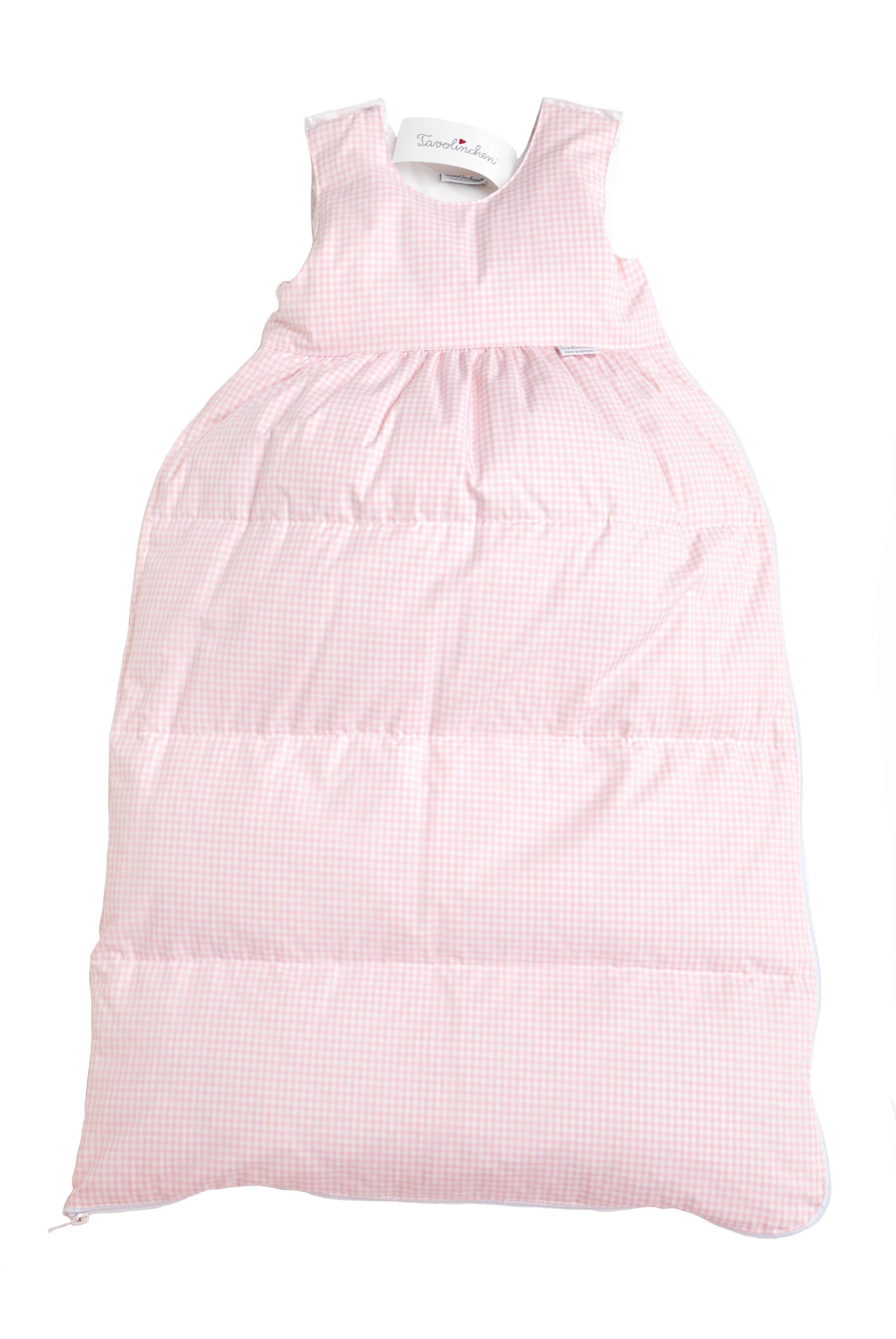 Rosa Schlafsack mit Karomuster. Steppnähte horizontal. Reißverschluss unten. Weißes Innenfutter. Marke nicht sichtbar.
