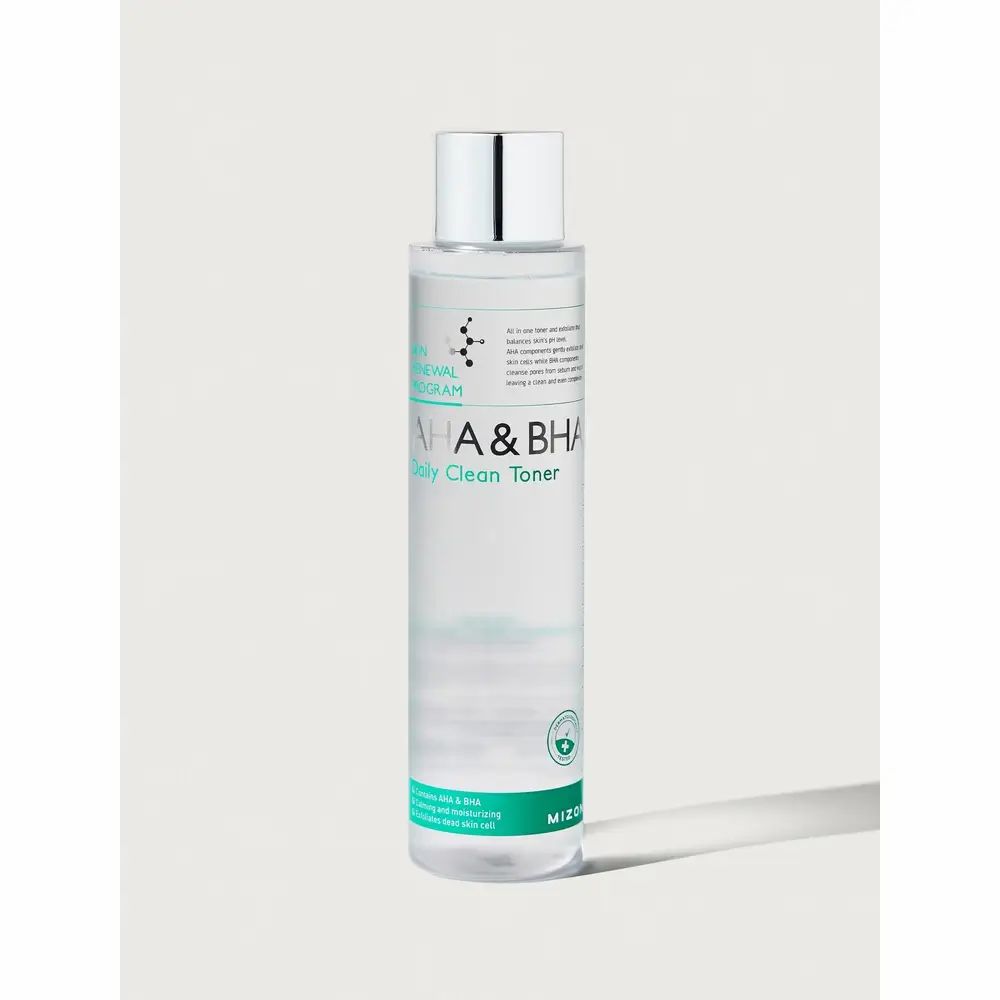 Klarer Gesichtstoner in zylindrischer Flasche mit silbernem Deckel. Text: AHA & BHA Daily Clean Toner. Grün-weißes Etikett.