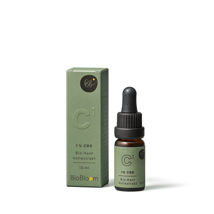 Grüne Verpackung und Flasche mit CBD-Öl. Aufschrift: 1% CBD, Bio Hanf Vollextrakt, 10 ml. Marke: BioBloom.
