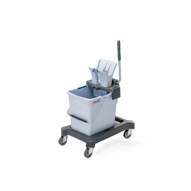 Grauer Reinigungswagen mit Eimer, Presse und Halterung. Auf Rollen. Vileda-Logo sichtbar.