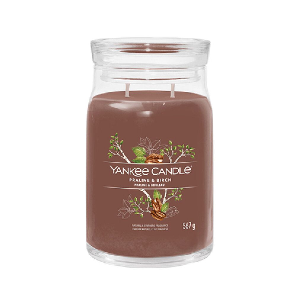 Glasbehälter mit Deckel, braunem Wachs und zwei Dochten. Etikett mit Schriftzug "Yankee Candle Praline & Birch" und 567 g.