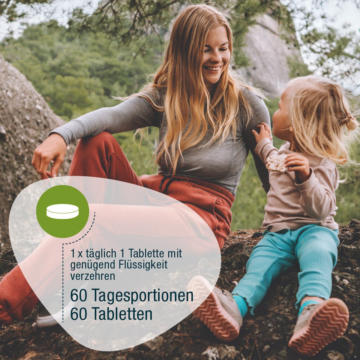 Frau und Kind im Freien. Text: 1x täglich 1 Tablette mit genügend Flüssigkeit verzehren. 60 Tagesportionen, 60 Tabletten.
