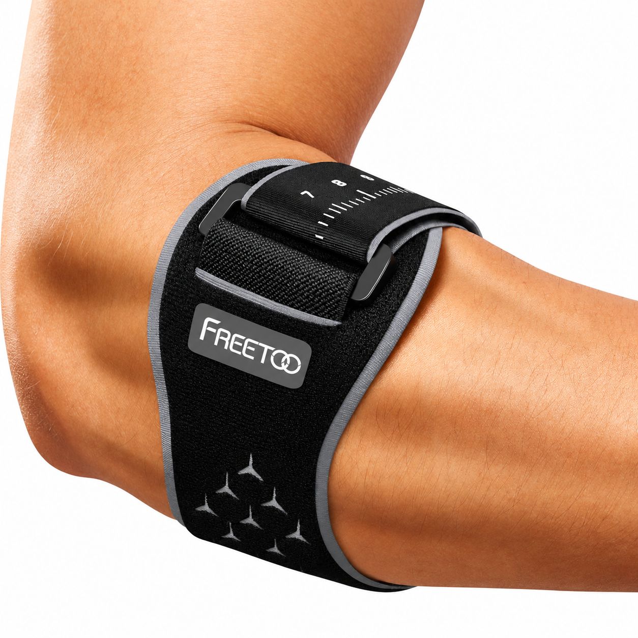 Schwarze Ellenbogenbandage mit Verstellmechanismus und Skala, an einem Arm getragen.
