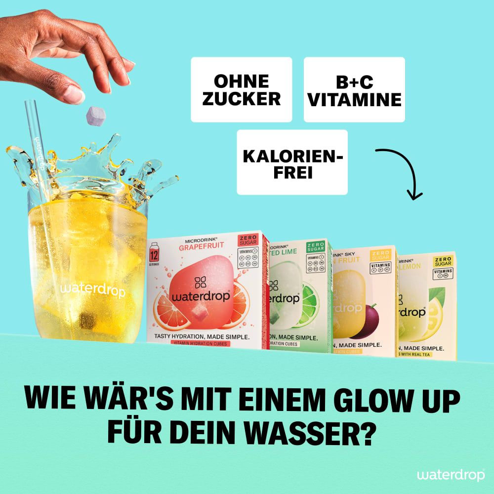 Glas mit Wasser und Eiswürfeln. Hand wirft Würfel in das Glas. Text: Ohne Zucker, B+C Vitamine, Kalorienfrei. Vier waterdrop®-Packungen.
