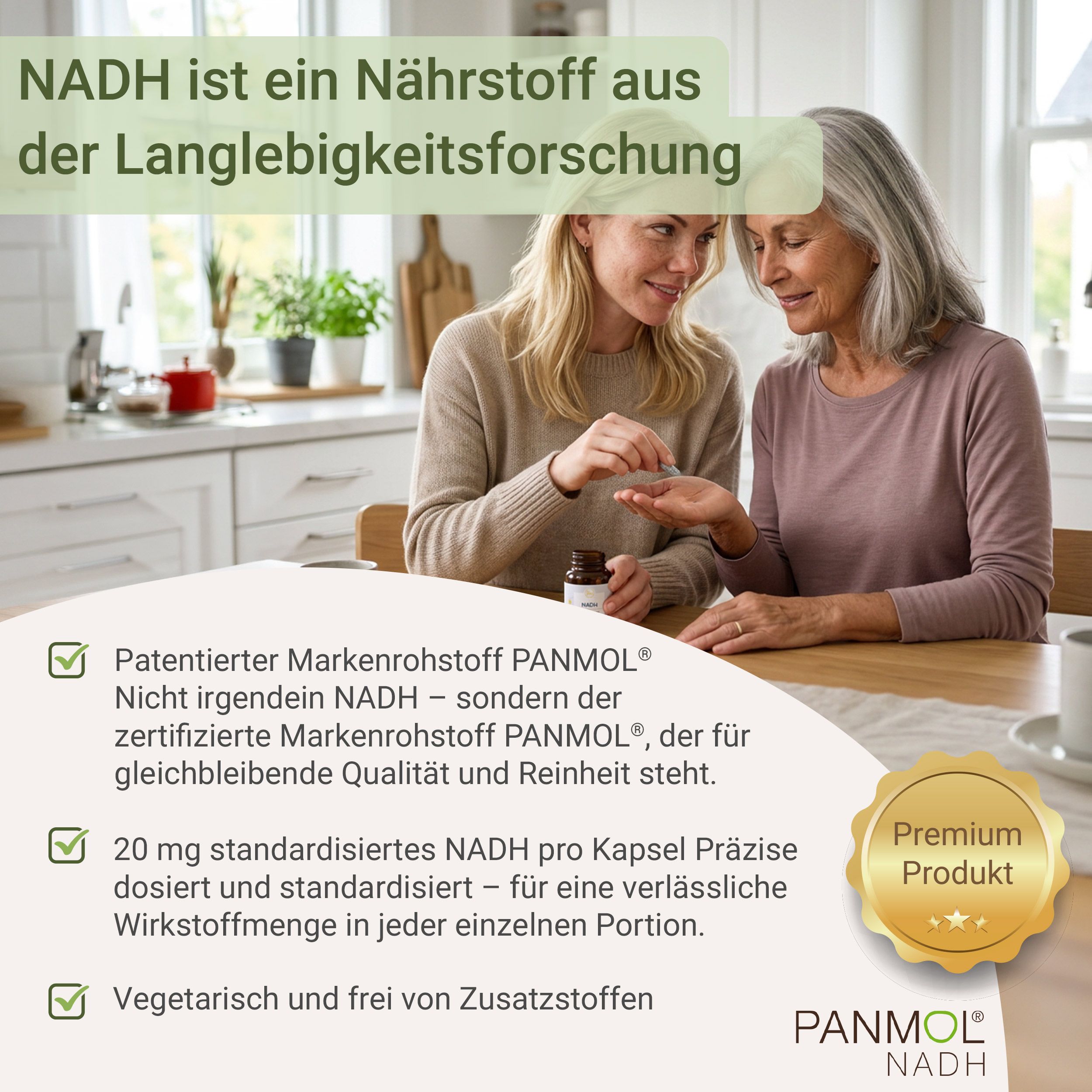 Zwei Frauen betrachten eine Hand mit NADH-Kapseln. Im Hintergrund eine Flasche des Produkts und ein Qualitätssiegel.