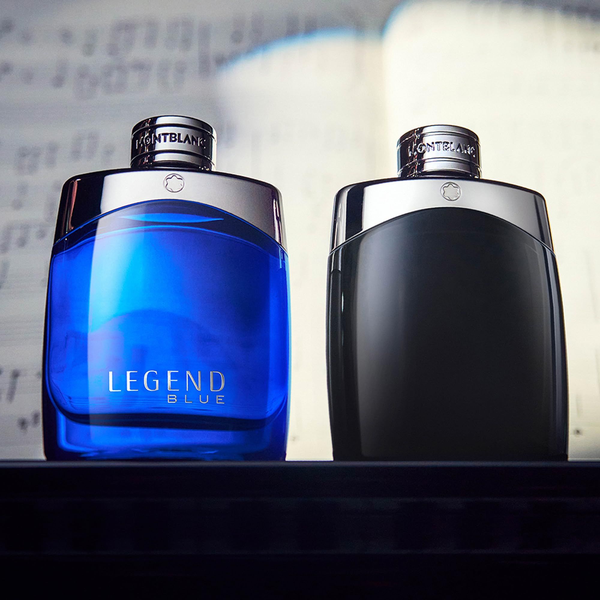 Montblanc Legend Eau de Toilette Flakon, schwarz, silberner Deckel mit Emblem.