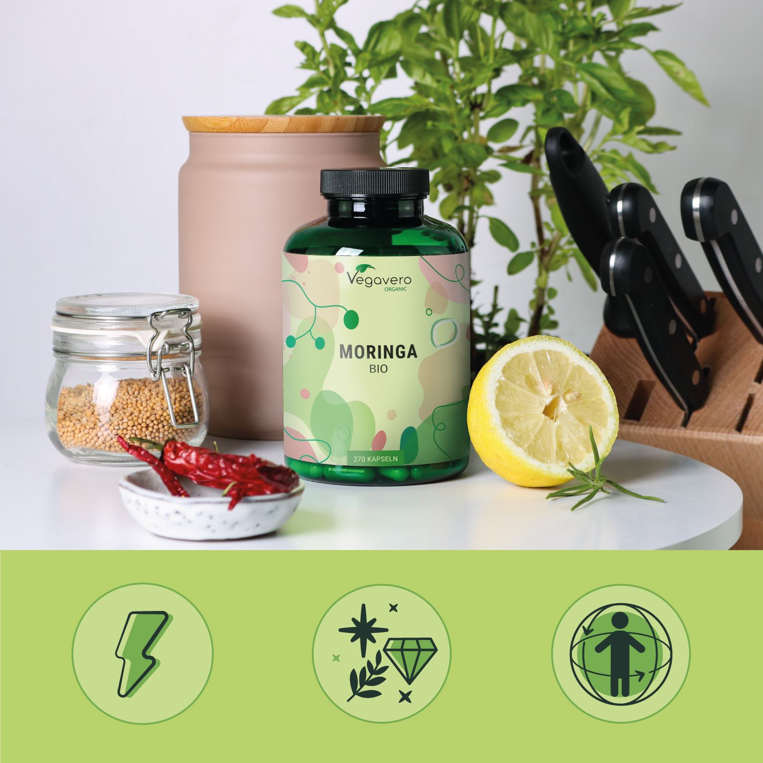 Grüne Flasche mit Moringa BIO Kapseln, umgeben von Zutaten wie Zitrone, Chili und Kräutern.
