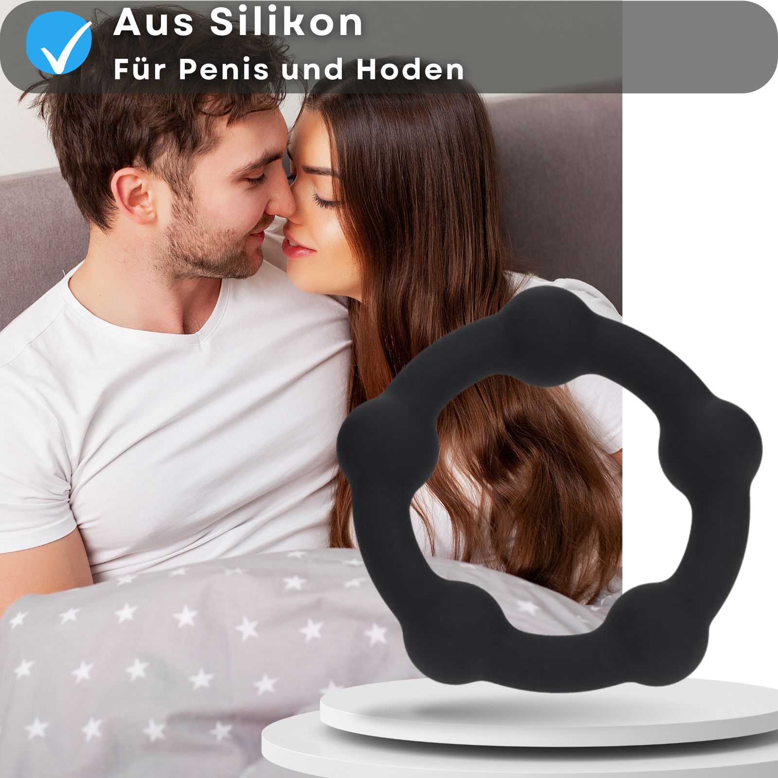 Schwarzer Penisring. Paar im Bett. Text: Aus Silikon, für Penis und Hoden.