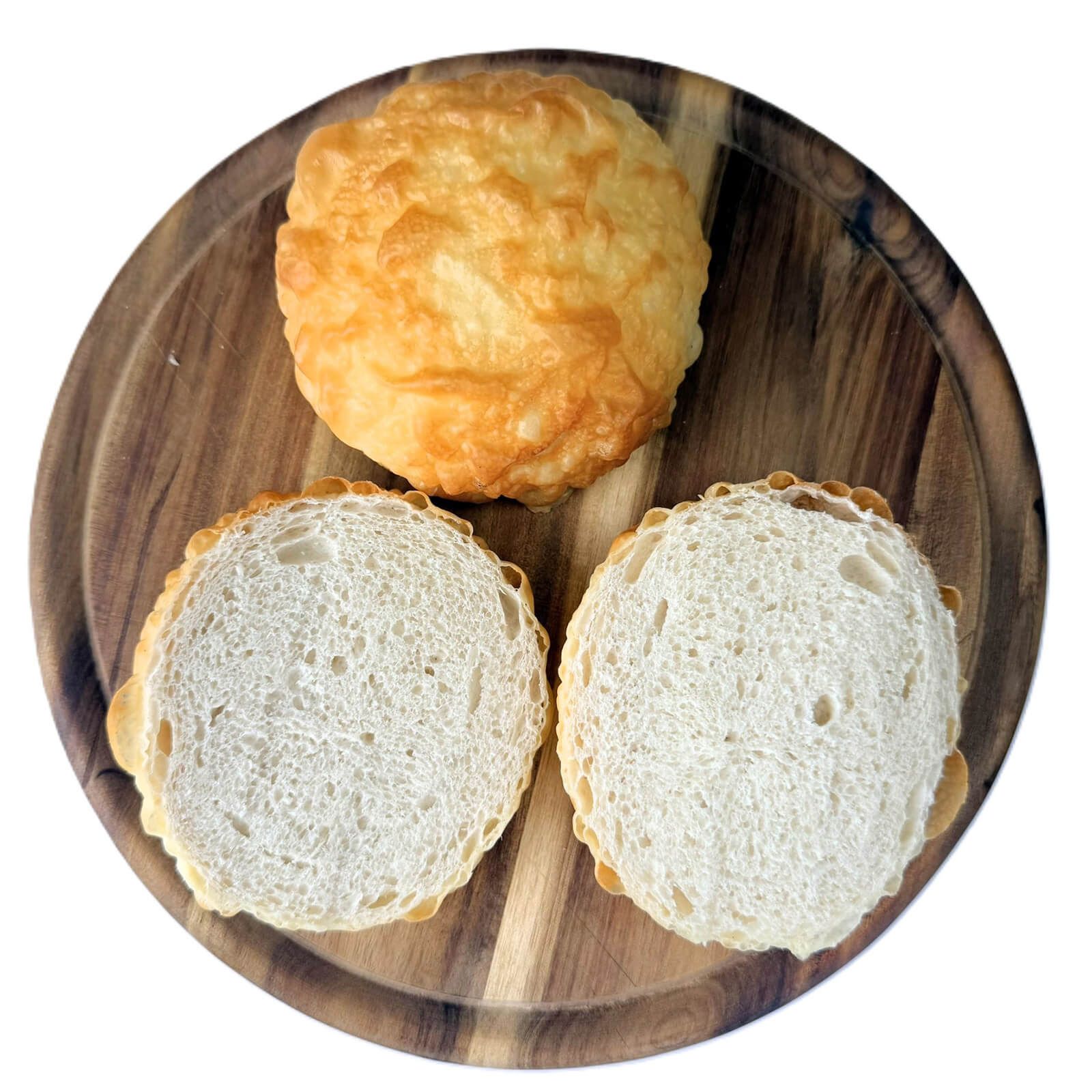 Ein Locawo Dreikäsehoch Brötchen, aufgeschnitten auf einem Holzbrett.