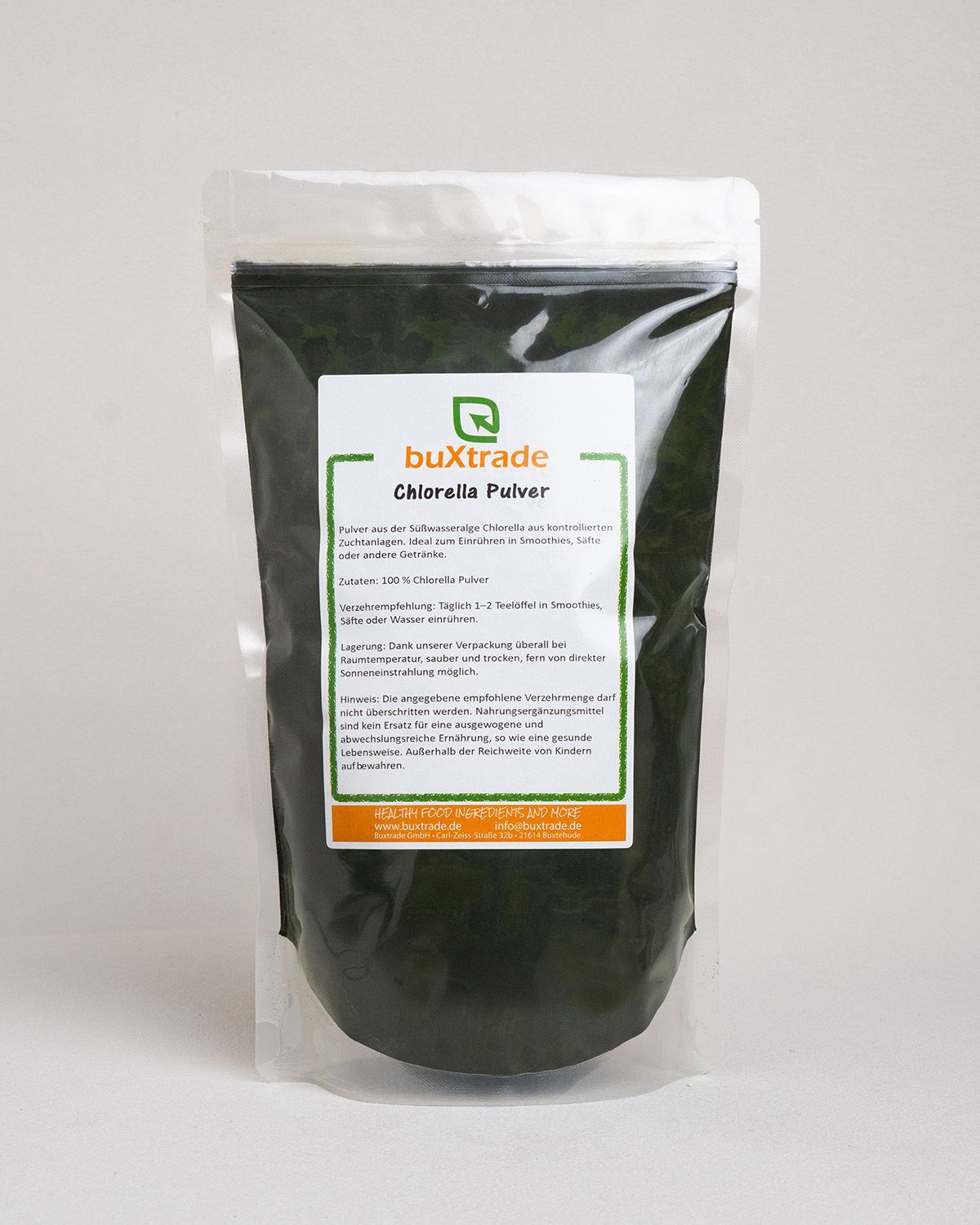 Beutel mit buXtrade Chlorella Pulver. Transparenter Beutel mit grünem Etikett und Produktinformationen.