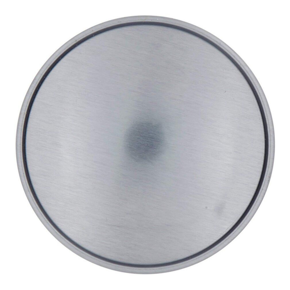 Metallischer, runder Deckel. Schwarzer Rand. Mittig ein kleiner, dunkler Punkt.