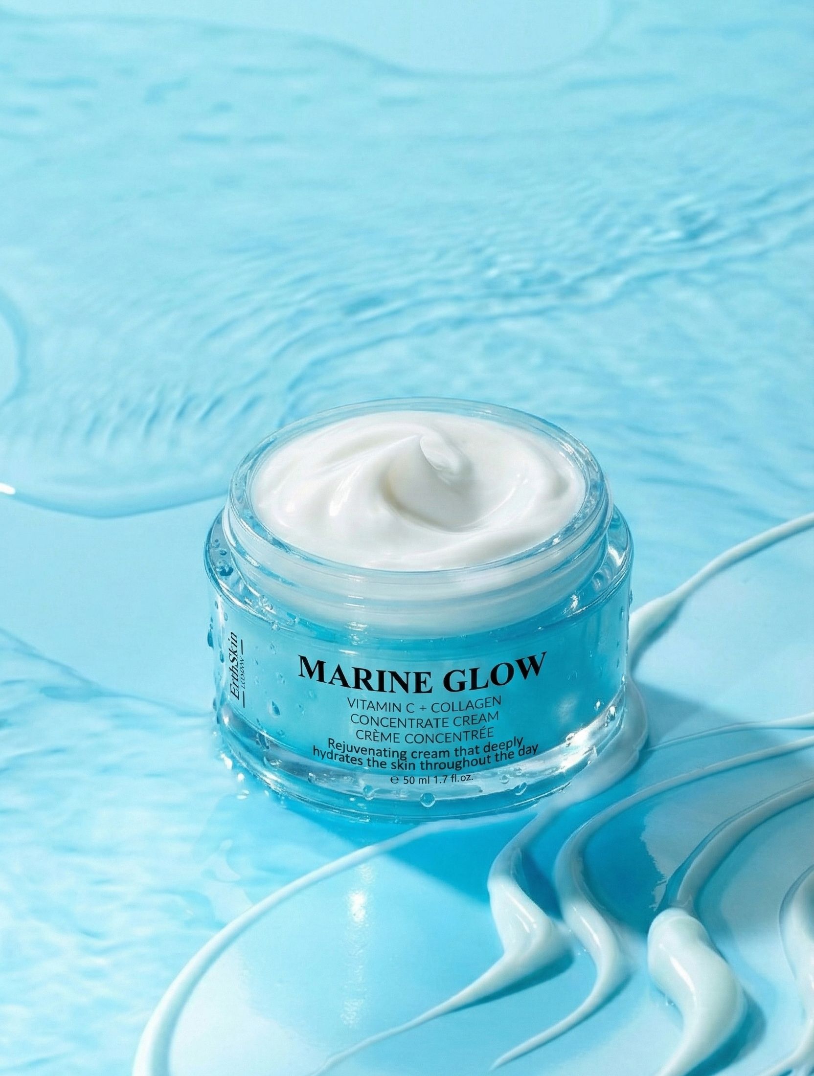 Offener Glasbehälter mit weißer Creme. Aufschrift: Marine Glow Vitamin C + Collagen Concentrate Cream. Auf blauem Untergrund.