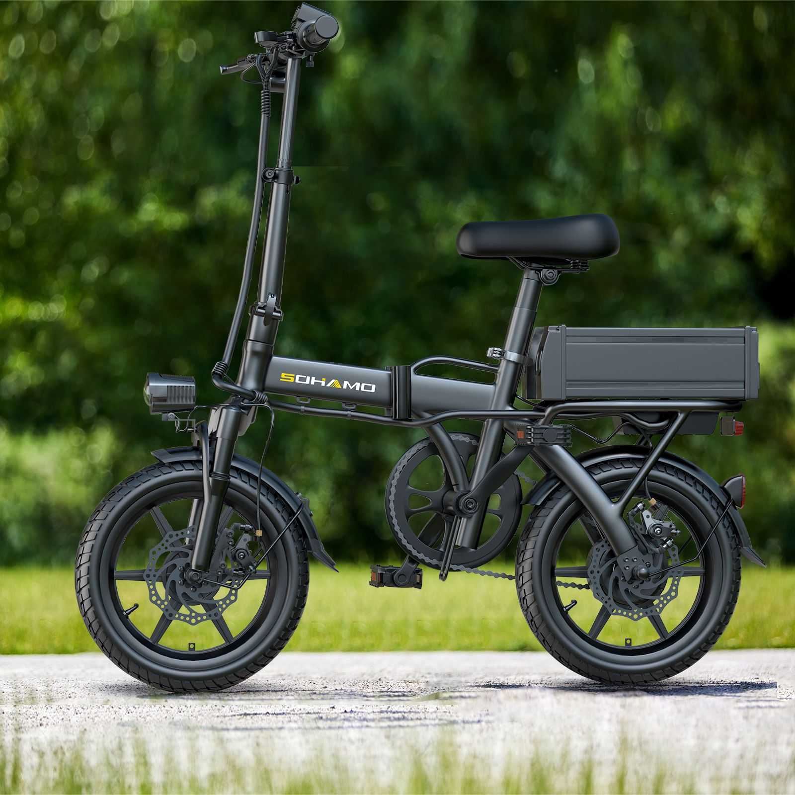 Schwarzes E-Bike. Mit Akku, Scheinwerfer und Gepäckträger. Marke SOHAMO.
