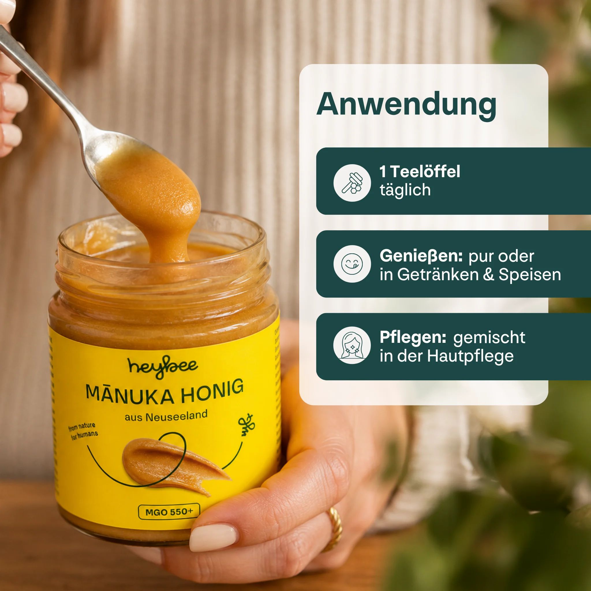 Glas Manuka Honig, Löffel mit Honig wird herausgenommen. Anwendungshinweise auf einem Kärtchen.