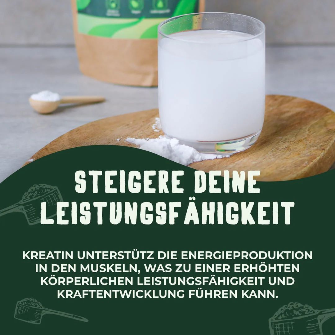 Glas mit Flüssigkeit und Löffel mit Pulver. Text: "Steigere deine Leistungsfähigkeit". Hintergrund: braune Holzplatte.