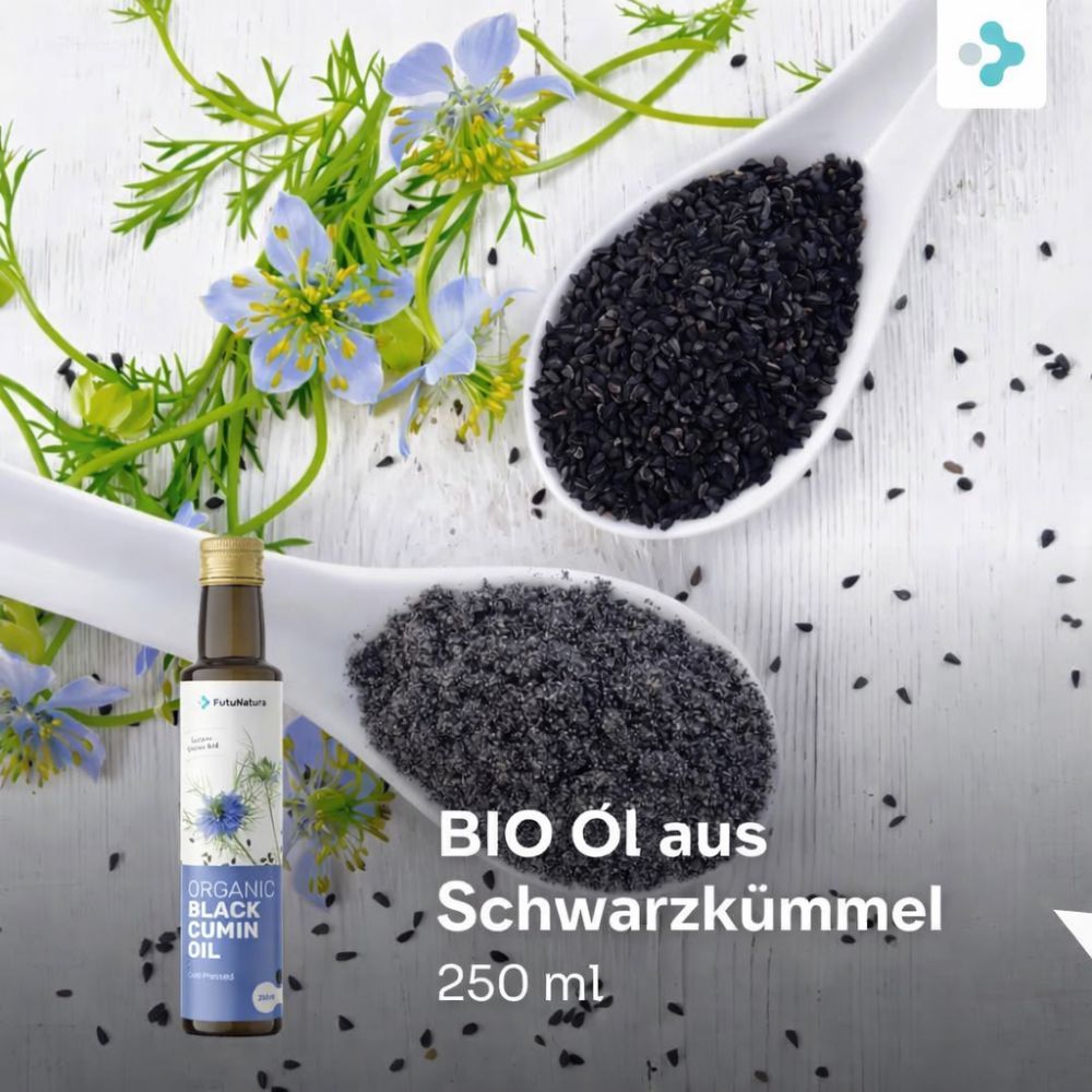 Zwei Löffel mit schwarzen Samen und Öl. Flasche Schwarzkümmelöl. Aufschrift: BIO Öl aus Schwarzkümmel, 250 ml.