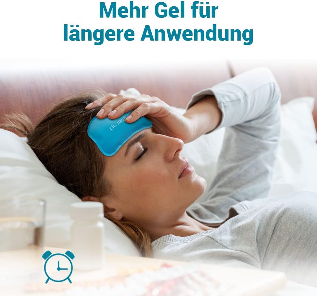 Frau mit blauer Kompresse auf der Stirn liegt im Bett.