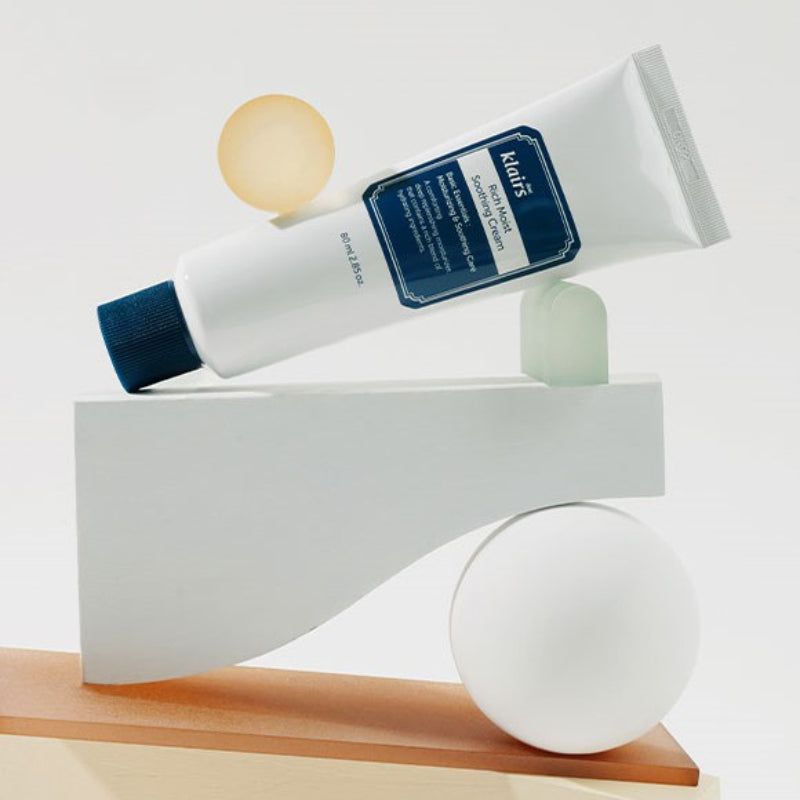 Weiße Tube mit blauem Deckel auf geometrischen Formen. Aufschrift: klairs Rich Moist Soothing Cream. 80 ml.