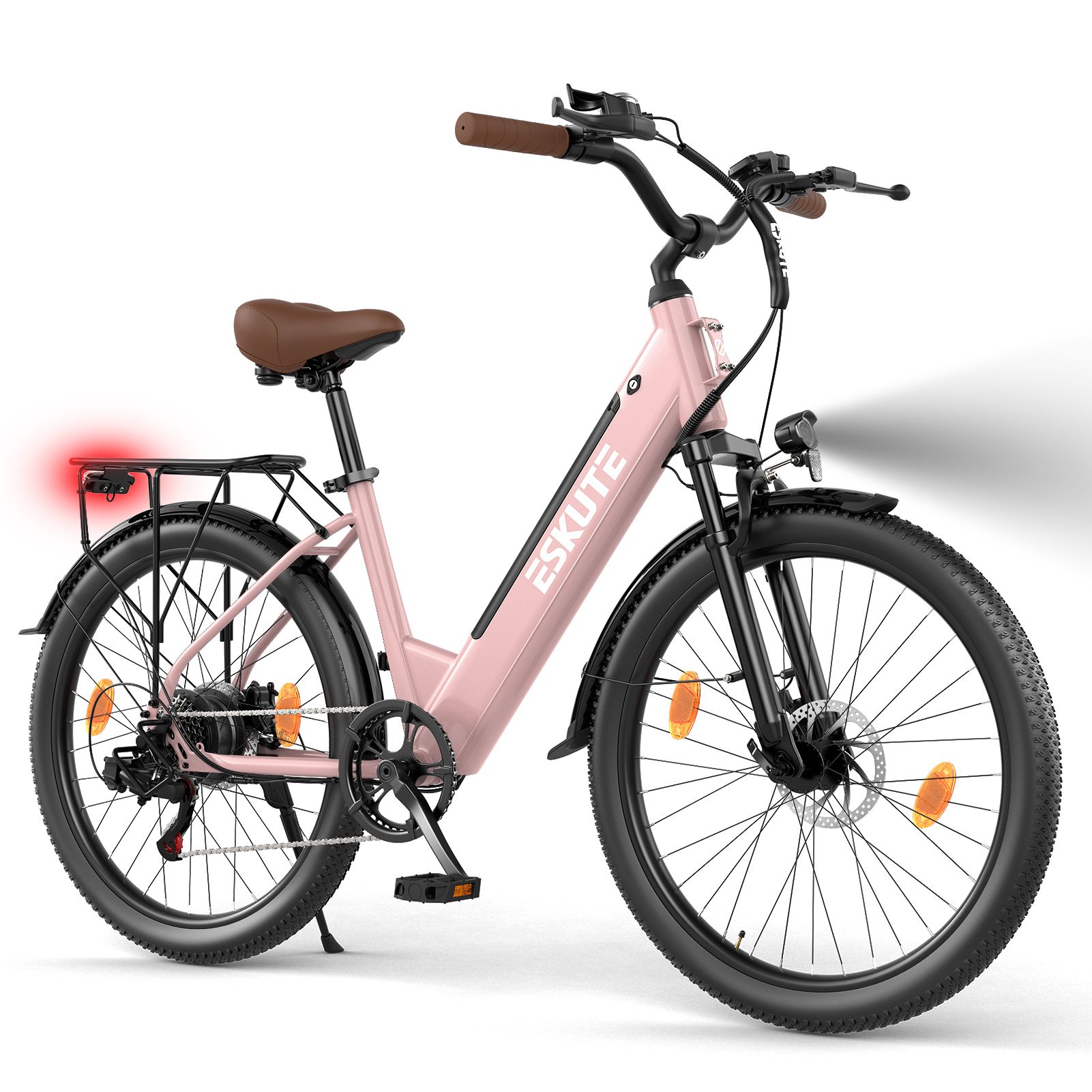 Rosa Elektro-Citybike mit schwarzem Rahmen. Gepäckträger, brauner Sattel und Lenker. Rücklicht und Scheinwerfer an.