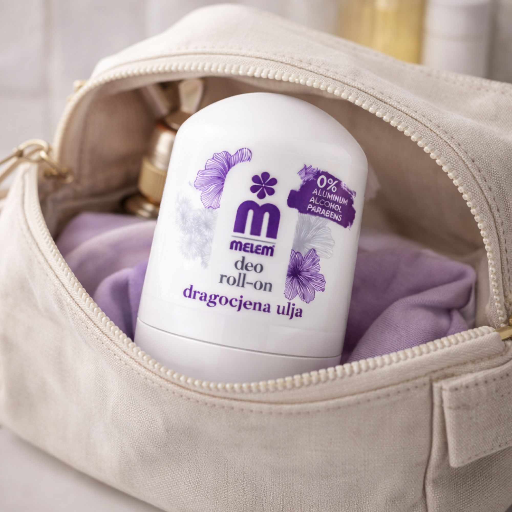 Weißer Roll-On in einer beigen Kosmetiktasche. Aufschrift: Melem Deo Roll-On. Daneben lila Stoff.