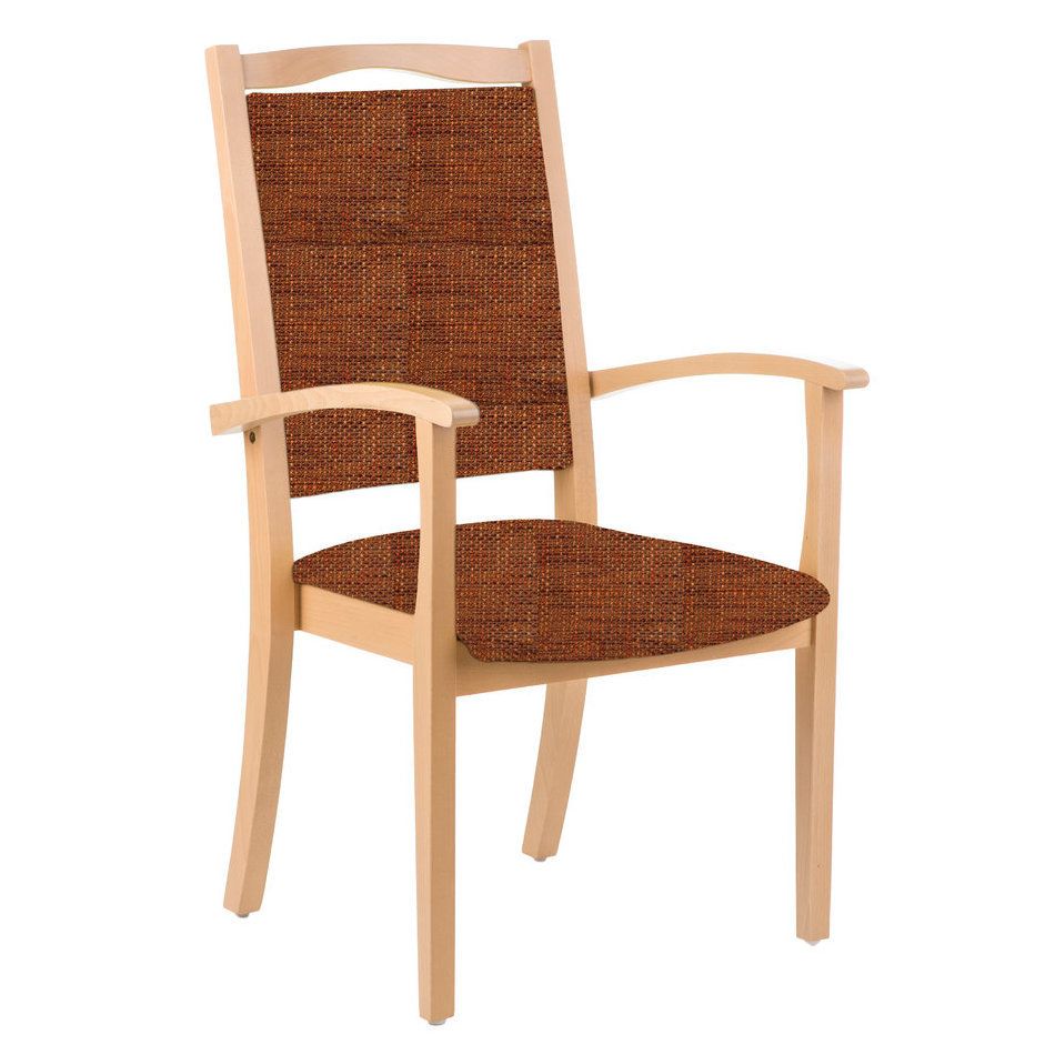 Seniorenstuhl mit Armlehnen. Holzrahmen, hoher Rücken und Sitzfläche mit braunem Stoff bezogen.