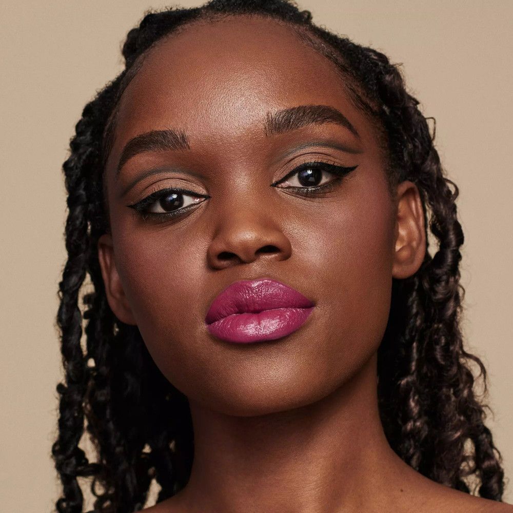 Porträt einer Frau mit geschminkten Lippen. Dunkelroter Lippenstift. Schwarzer Eyeliner.