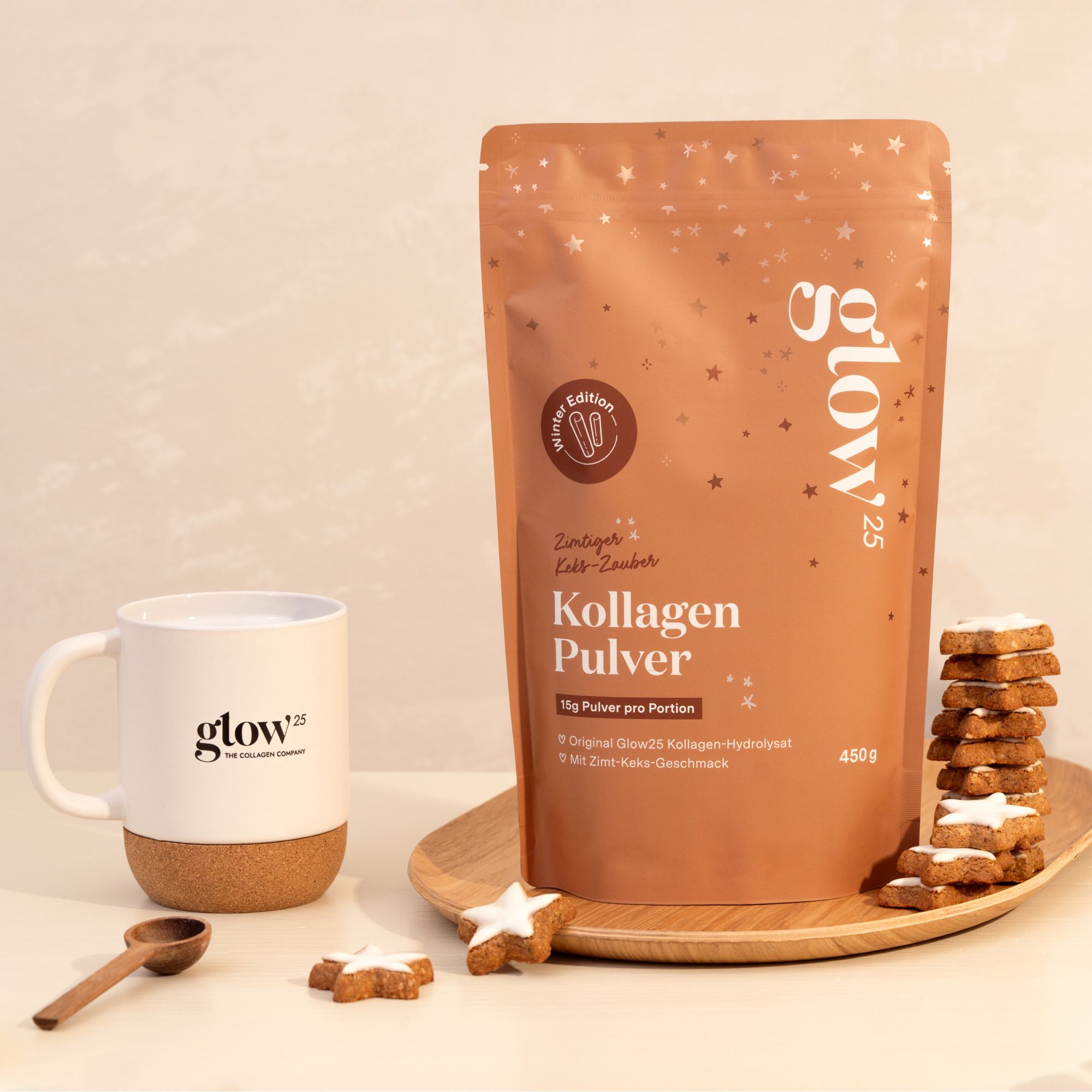 Glow25® Kollagen Pulver, Tasse und Zimtsterne auf Holztablett. Winter Edition. Zimtkeks-Geschmack. 450g.