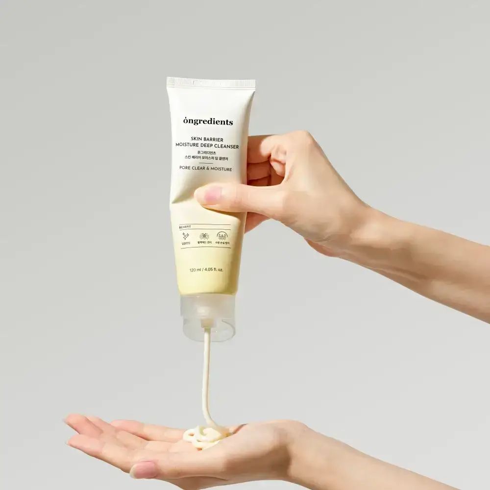 Weisse Tube, Produkt wird in die Hand gedrückt. Aufschrift: Skin Barrier Moisture Deep Cleanser. Produkt wird aus der Tube gedrückt.