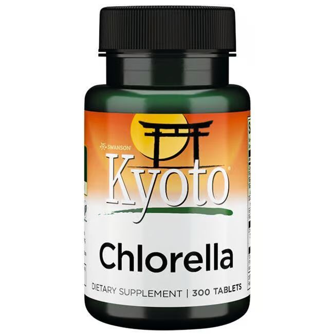 Grüne Flasche mit schwarzem Deckel. Aufschrift: Kyoto Chlorella, Swanson. 300 Tabletten. Sonnen- und Torii-Symbol.