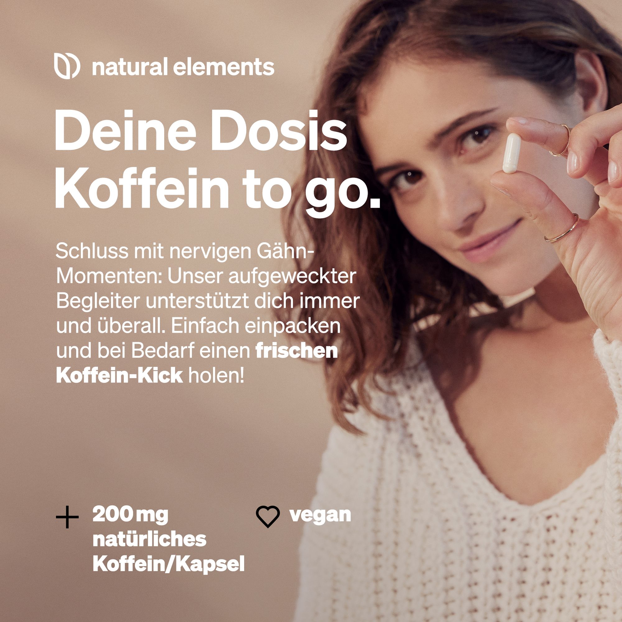 Frau hält Kapsel. Text: Deine Dosis Koffein to go. 200mg natürliches Koffein/Kapsel, vegan.