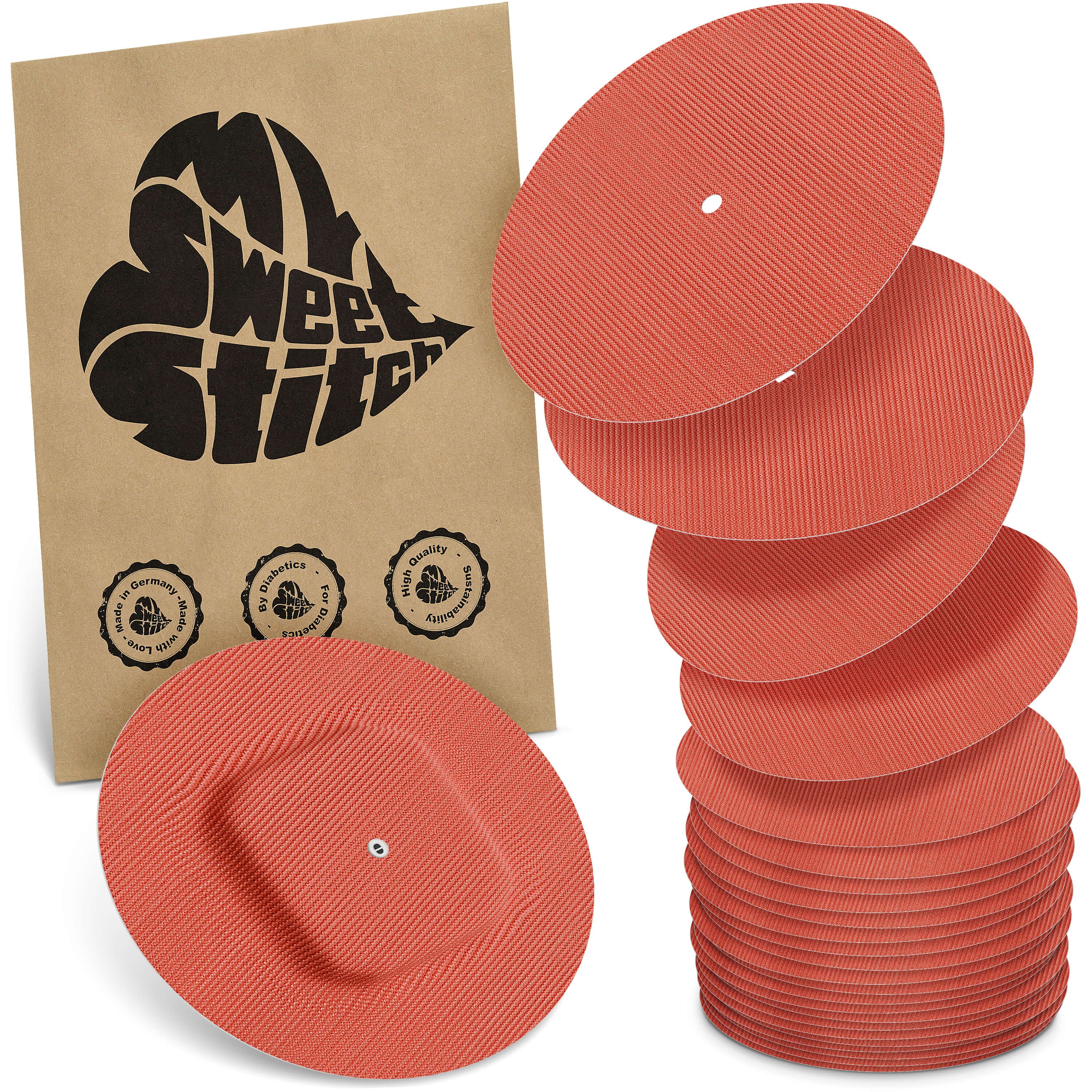 Runde, geriffelte Pflaster in Rot. Verpackung mit Logo 'MySweetStitch'. Siegel mit Text. Stapel von Pflastern.