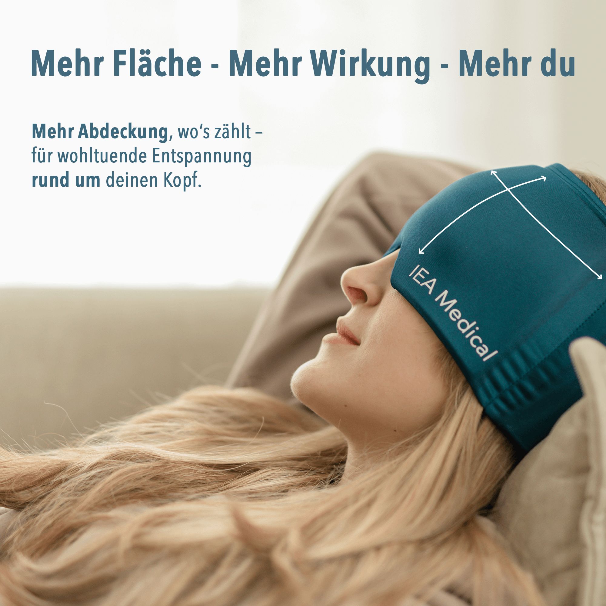 Frau mit blauer IEA Medical Migräne-Kopfmaske, die sich entspannt auf einem Sofa ausruht.