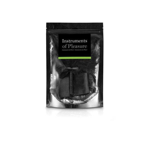 Schwarzes Feder-Accessoire in transparenter Verpackung mit schwarzem Etikett.