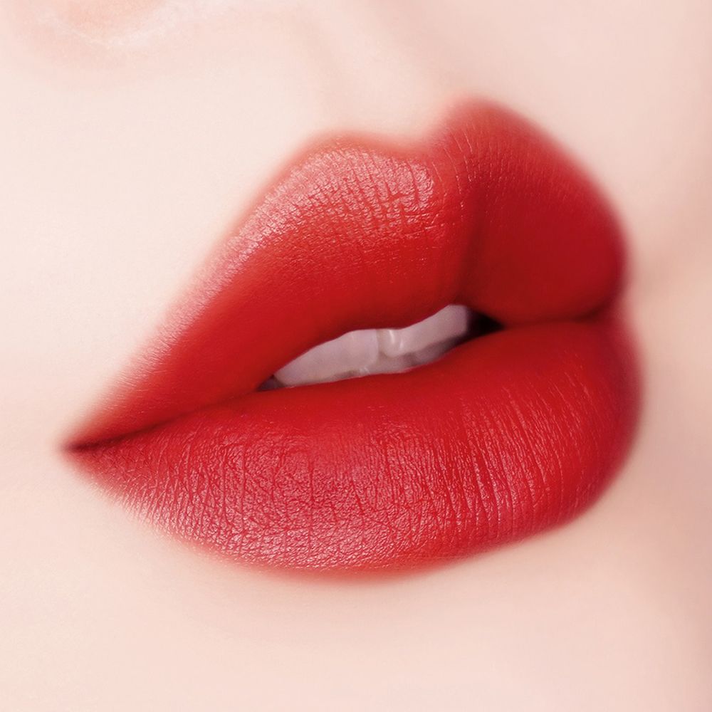 Nahaufnahme von roten Lippen. Deutlich sichtbare Lippenkontur und Textur.