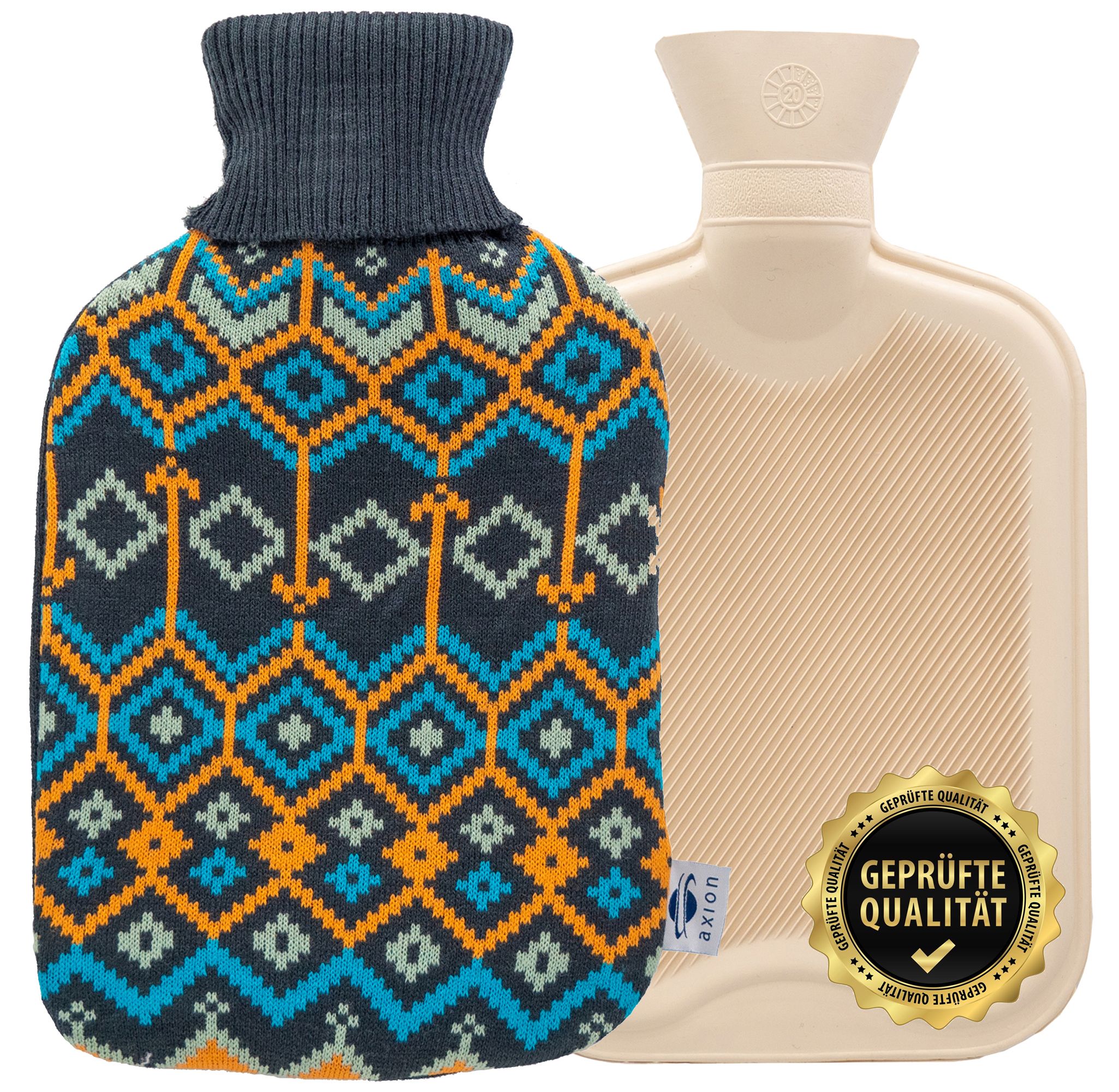 Wärmflasche mit blau-gelbem Strickbezug und ungefüllte Wärmflasche. axion-Logo und Siegel "Geprüfte Qualität".