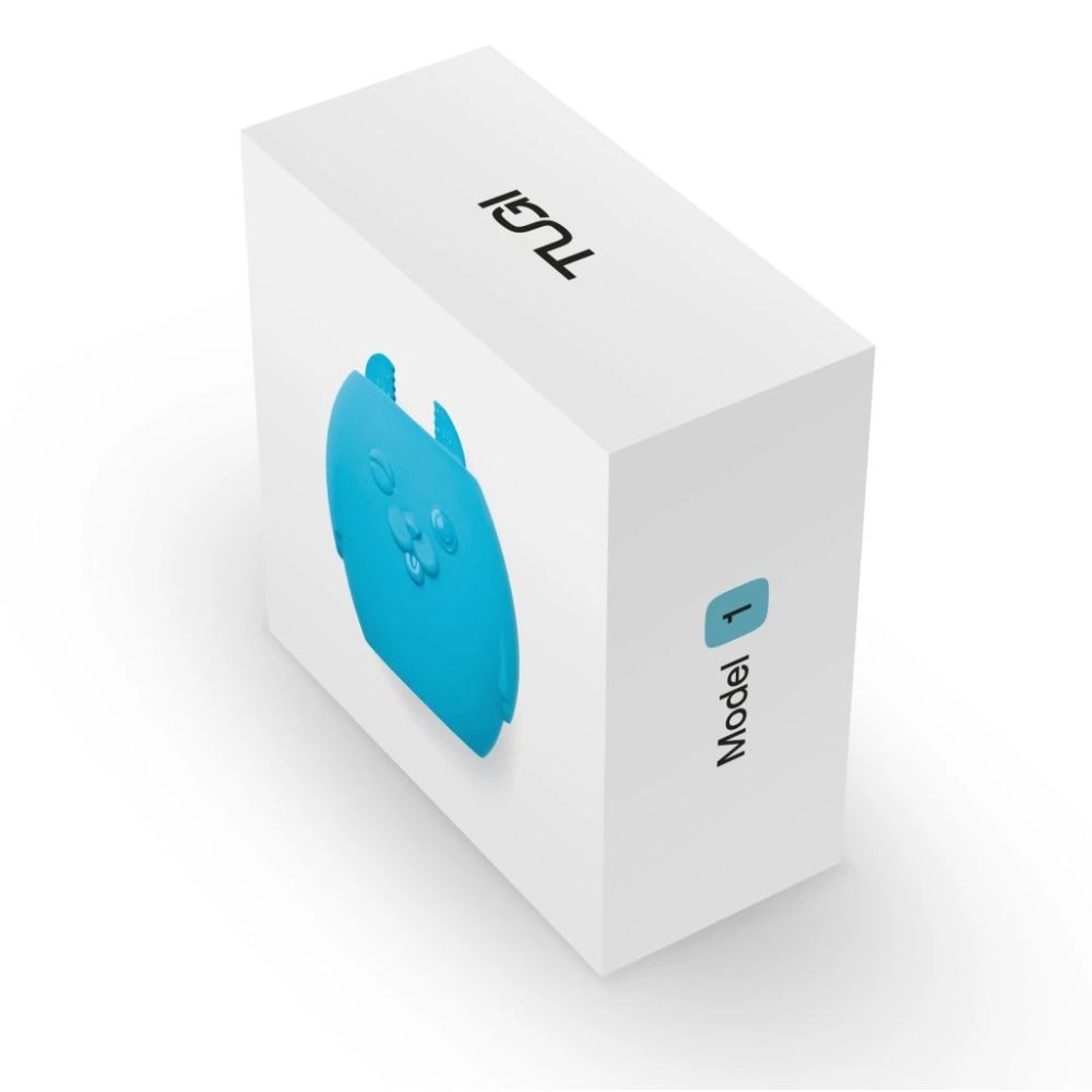 Weiße Box mit blauem Medizinprodukt. Aufdruck: TUGI und Model 1. Schräge Perspektive.