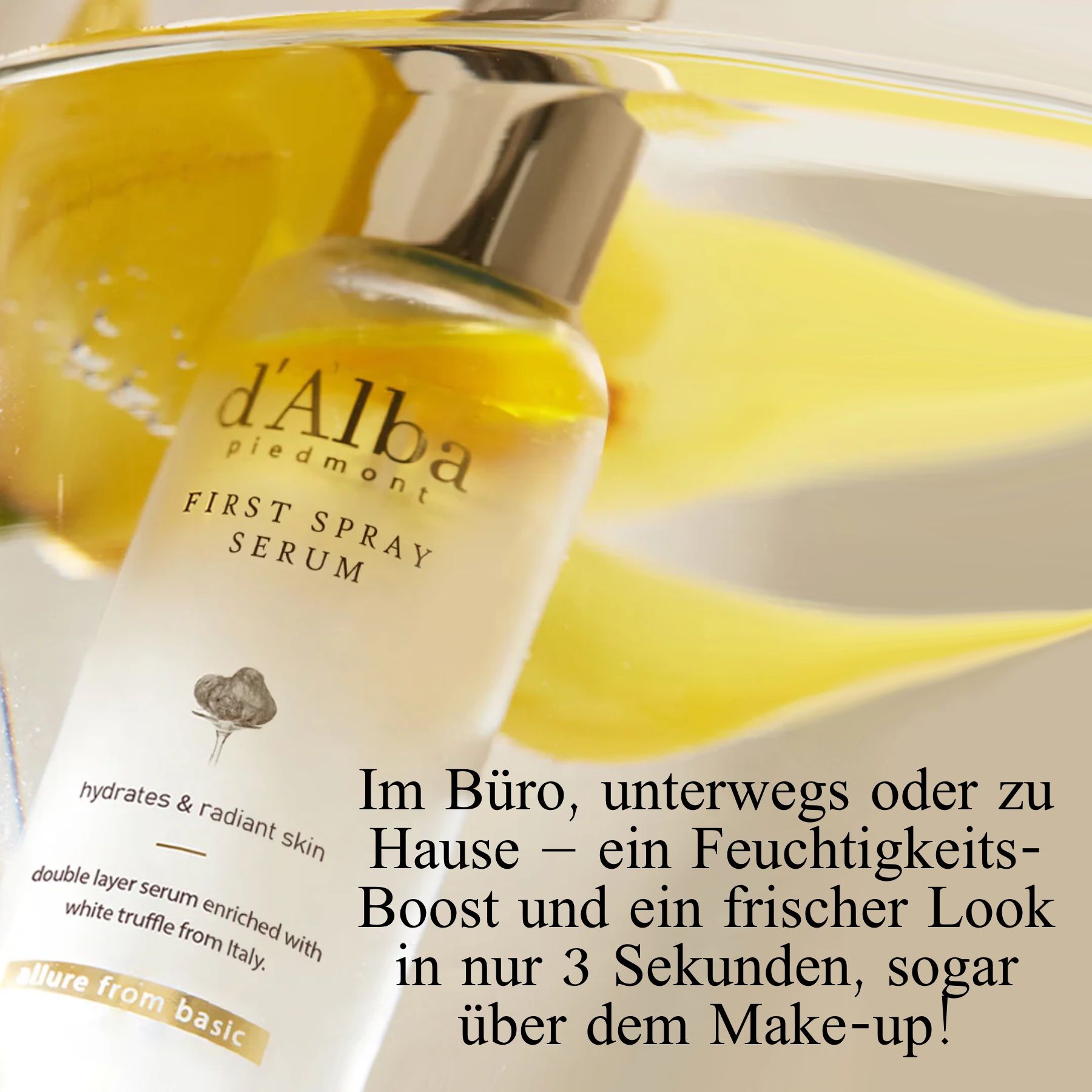 Sprühflasche mit goldfarbener Kappe. Text: d'Alba, First Spray Serum. Hintergrund: gelbe Blütenblätter. Text: Feuchtigkeits-Boost in 3 Sekunden.